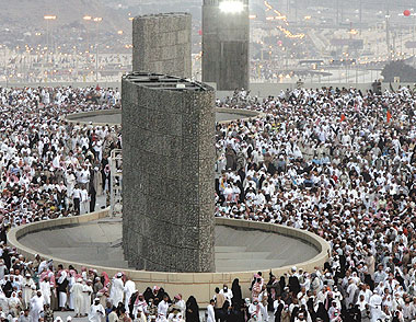 Muslim Pilgrims Celebrate Al-Adha Feast, Perform Devil-Stoning Ritual
