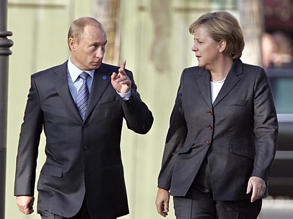 Merkel Urges Putin to Cooperate, Warns of more Sanctions
