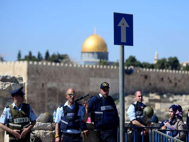 Zionists Permit 7,000 Palestinians to Enter Al-Aqsa, Deny Thousands More