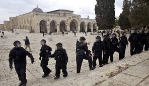 Zionist Settlers Storm Al-Aqsa Mosque, Palestinian Worshippers Confront Them