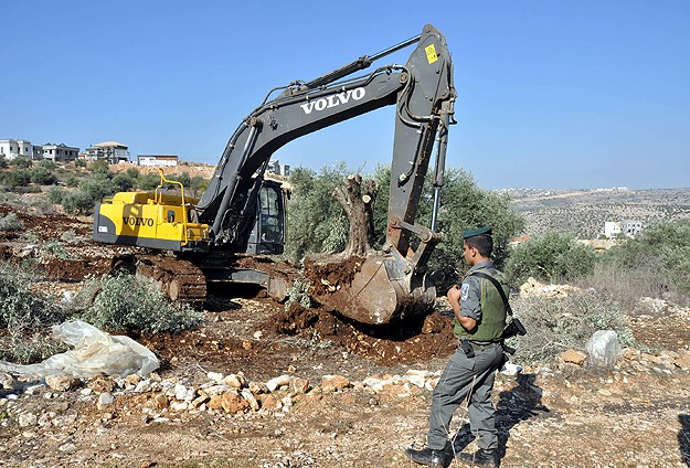 IOF Demolishes Buildings in Southern West Bank