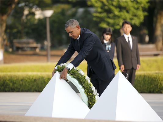 Obama Pays Tribute at Hiroshima Nuclear Memorial: 