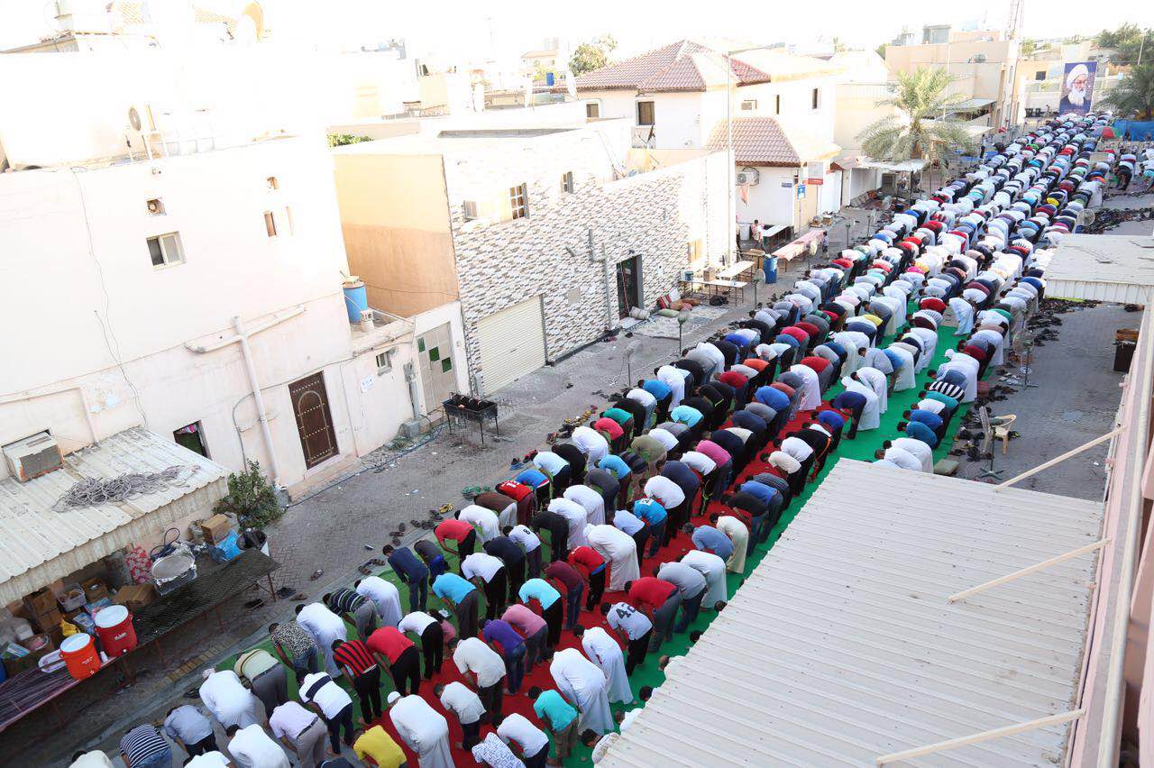 Bahrainis Perform Eid Prayers next to Ayatollah Qassem’s House