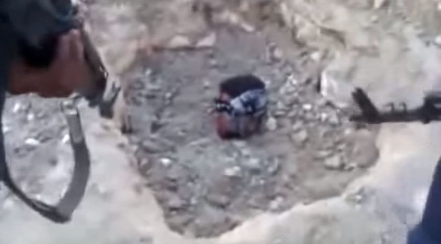 ISIL Militants Buried Dozens of Defectors Alive: Reports