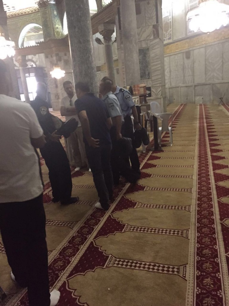 Zionist Settlers Storm Al-Aqsa Mosque, Archaeologists Take Photos