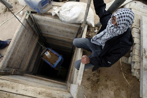 Gazans Using Tunnels to Feed Hungry Egyptian Soldiers

