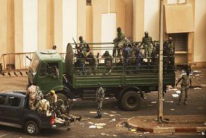 Mali: la rébellion touareg poursuit l’offensive, les putschistes isolés
