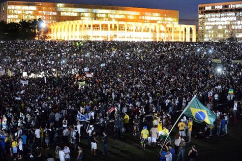 Brésil: les autorités sous pression au lendemain de manifestations géantes