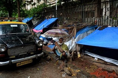 A Bombay, des malades du cancer dorment dans les rues près de l’hôpital 
