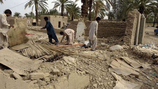 Au moins 238 morts dans un puissant séisme au Pakistan