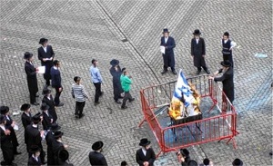 Des rabbins anti sionistes brûlant le drapeau d'Israël