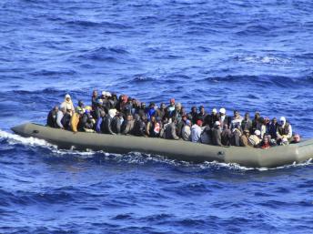 Italie: une trentaine de cadavres sur un bateau secouru par la marine