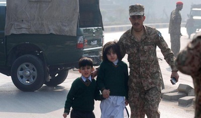 Pakistan: un commando taliban attaque une école pour enfants, plus de 100 tués