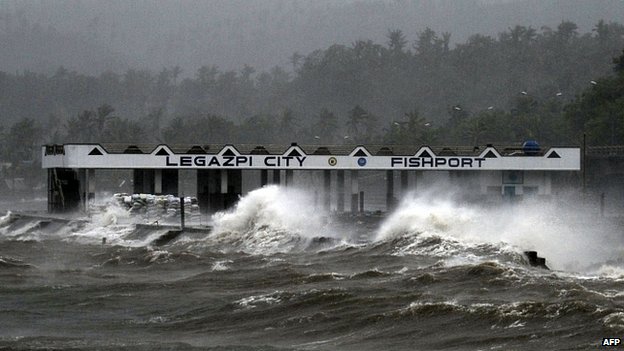 Philippines: le typhon Hagupit emporte maisons et lignes électriques