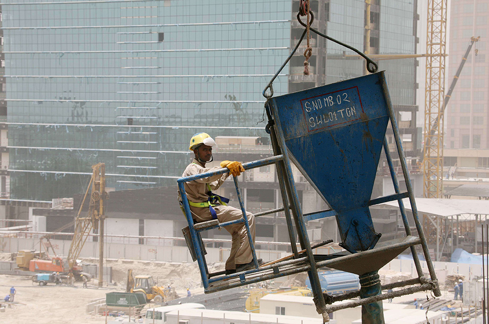 Emirats: des ouvriers incendient un site de construction
