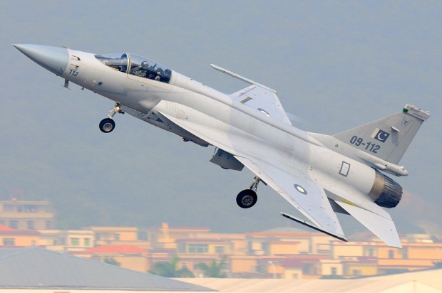 Le Pakistan rêve de la cour des grands avec son avion de combat JF-17