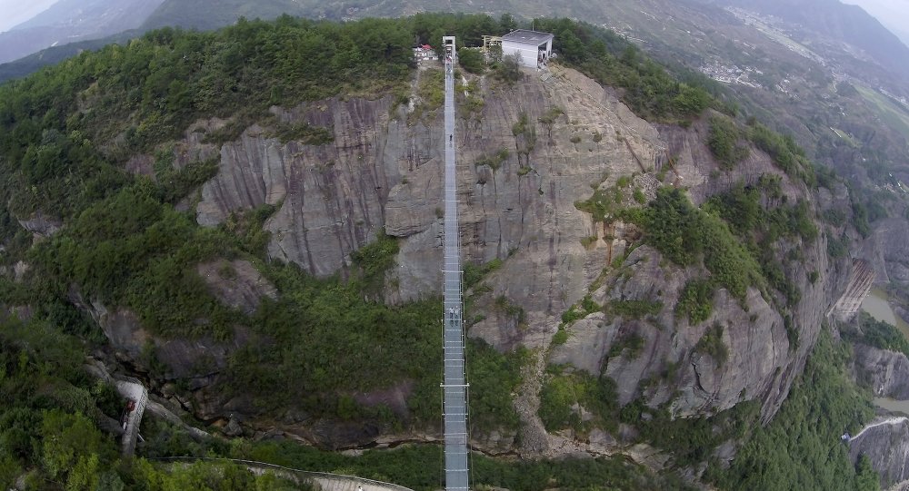 Chine: ouverture d’un pont de verre perché à 300m de haut, vertige garanti
