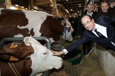 Hollande hué et insulté au Salon de l’agriculture, vitrine d’un secteur en crise