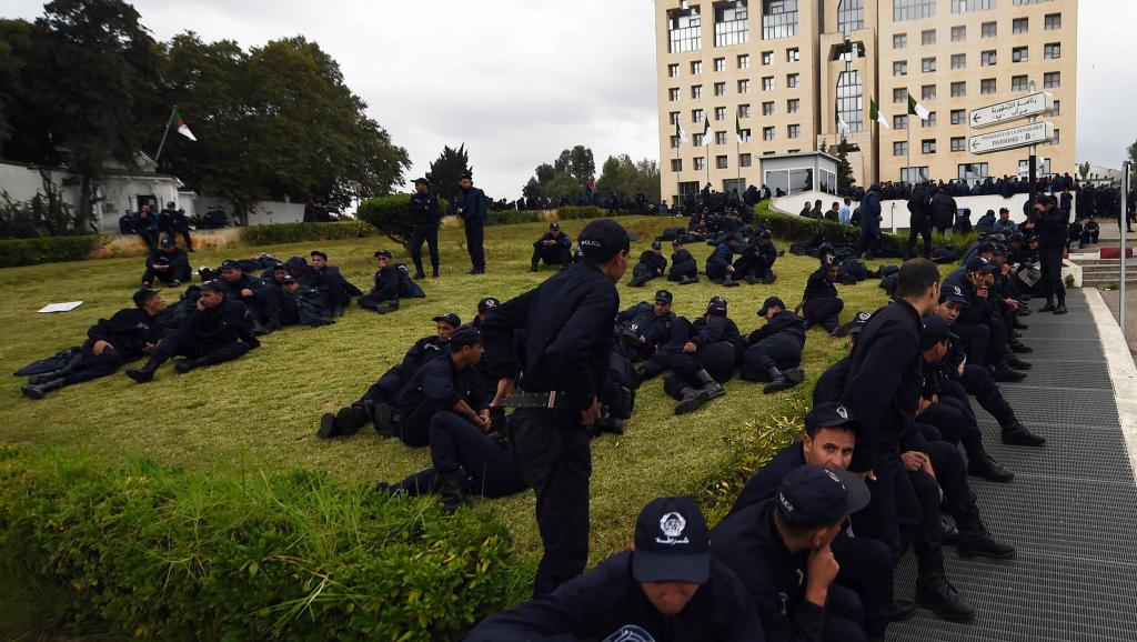 Tunisie: des centaines de policiers manifestent devant le palais présidentiel