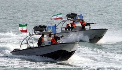 Cinq vedettes rapides iraniennes surveillent un navire de guerre américain ?