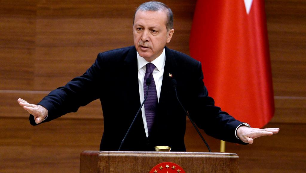 Turquie: Erdogan salue la suspension des maires soupçonnés de liens terroristes
