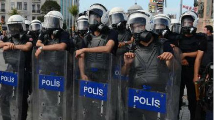 Purge en Turquie: la police perquisitionne trois tribunaux d’Istanbul