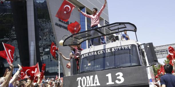 Purges en Turquie: le gouvernement renvoie 8.000 membres des forces de l’ordre
