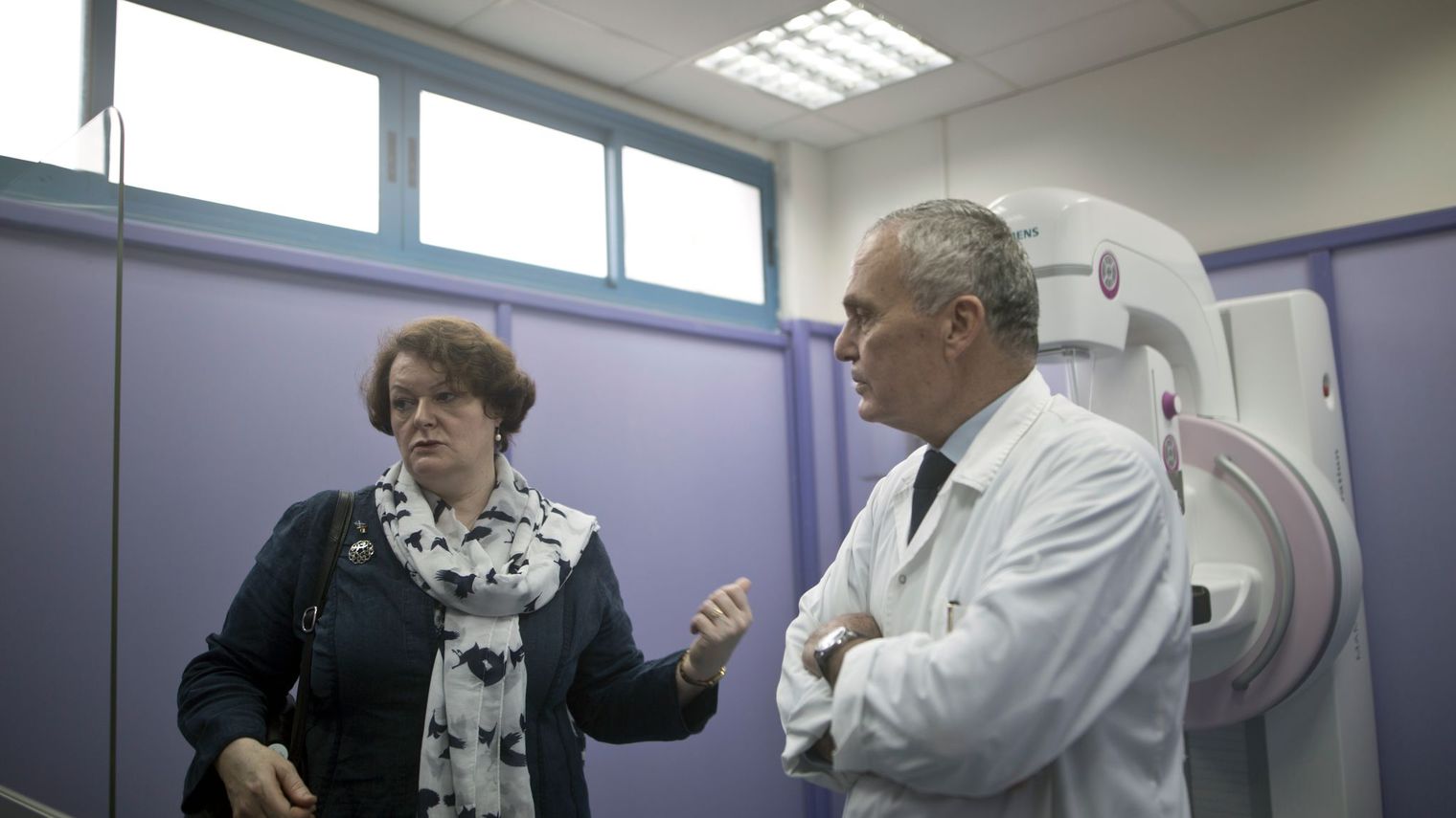 Une députée britannique reprend le bistouri contre le cancer du sein à Gaza
