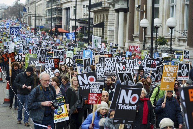 Des dizaines de milliers de manifestants contre les armes nucléaires à Londres

