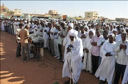 Des centaines saluent Ben Laden à Khartoum et à Karachi

