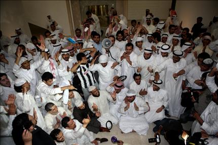 Koweït: des milliers de manifestants envahissent le Parlement 

