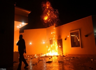 EEUU Contrató a Militantes de Al Qaida para Proteger el Consulado de Bengasi Atacado