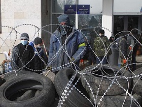 Kiev envía tropas a Donetsk y Lugansk. Población se concentra para detenerlas

