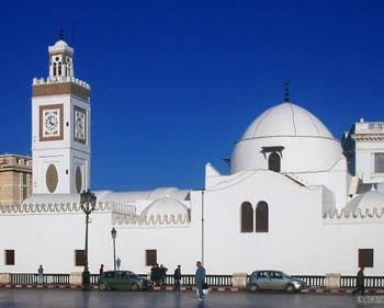 Argelia formará a sus imames para inmunizarlos contra el extremismo