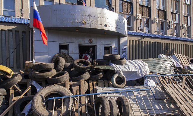 Manifestantes pro-rusos se atrincheran en Donetsk y Lugansk
