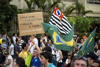Manifestantes opositores quieren la destitución de Rousseff