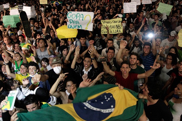 Brasileños protestan contra la celebración de la Copa Mundial
