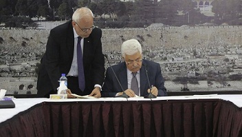 Abbas firma la petición de adhesión de Palestina al TPI