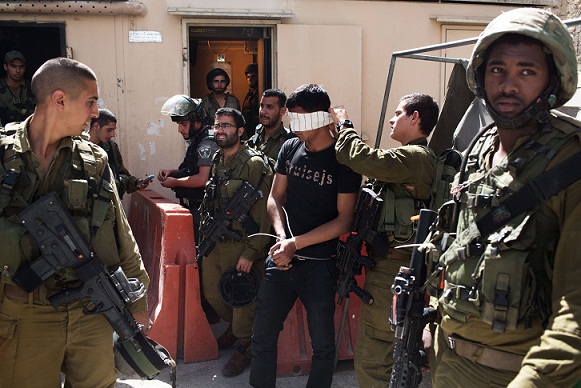 Soldados israelíes matan a adolescente palestino. Colonos incendian vivienda