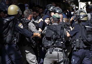 Policías y colonos israelíes atacan la Mezquita de Al Aqsa