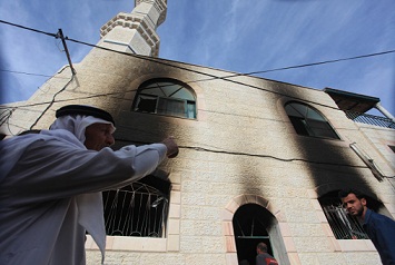 Niña palestina atropellada y mezquita incendiada por colonos israelíes