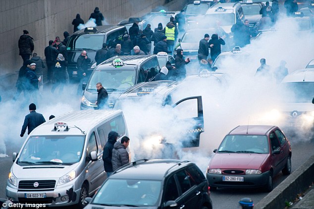 Protestas de los trabajadores franceses se extienden y comienzan los bloqueos
