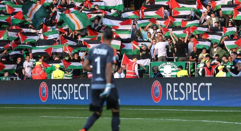 Aficionados del Celtic FC de Escocia muestran banderas palestinas en partido