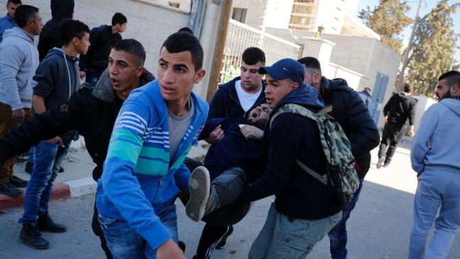 Soldados israelíes asaltan campo de Al Amari e hieren de bala a 28 palestinos