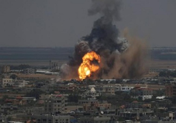 Ejército israelí bombardea Gaza por tierra y aire
