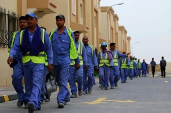 Trabajadores inmigrantes en Qatar denuncian vivir “en una prisión”
