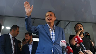 La purga de Erdogan provoca tensiones internas y con sus aliados
