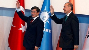 Erdogan purga a Davutoglu
