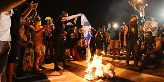 Seguidores de Sanders queman bandera israelí ante la convención demócrata