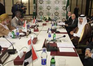 الجامعة العربية تلوّح بالعقوبات الإقتصادية ضد سورية وخطوات تجاه تدويل الأزمة
